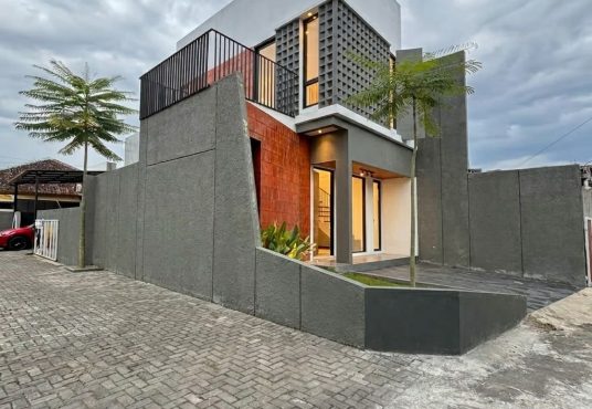 Rumah Modern Etnik Estetik dalam mini cluster di Kasongan
