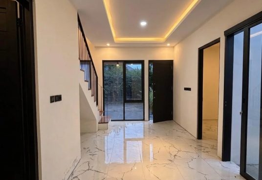 Rumah Modern Etnik Estetik dalam mini cluster di Kasongan