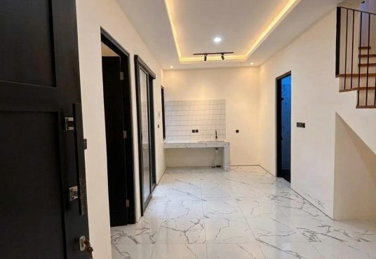Rumah Modern Etnik Estetik dalam mini cluster di Kasongan