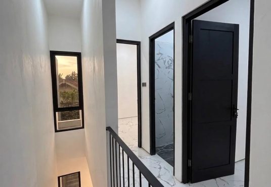 Rumah Modern Etnik Estetik dalam mini cluster di Kasongan