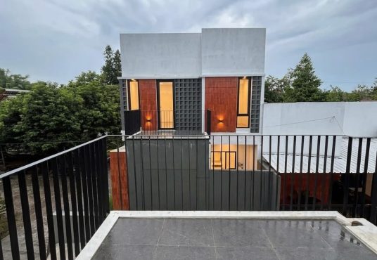 Rumah Modern Etnik Estetik dalam mini cluster di Kasongan