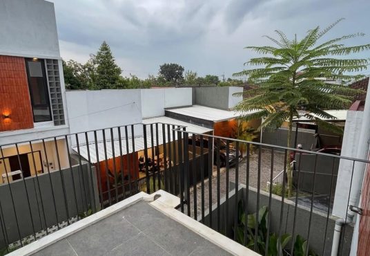 Rumah Modern Etnik Estetik dalam mini cluster di Kasongan