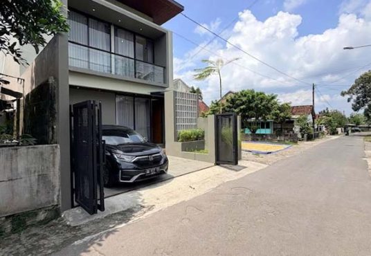 Rumah Cantik Kontemporer Modern 2 lantai Furnished di Jalan Kaliurang Km 9