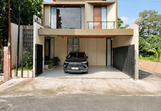 Rumah 2 Lantai Kontemporer Full Furnished di Maguwoharjo dekat Kampus Respati