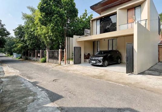 Rumah 2 Lantai Kontemporer Full Furnished di Maguwoharjo dekat Kampus Respati
