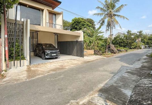 Rumah 2 Lantai Kontemporer Full Furnished di Maguwoharjo dekat Kampus Respati