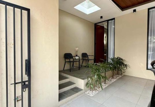 Rumah 2 Lantai Kontemporer Full Furnished di Maguwoharjo dekat Kampus Respati