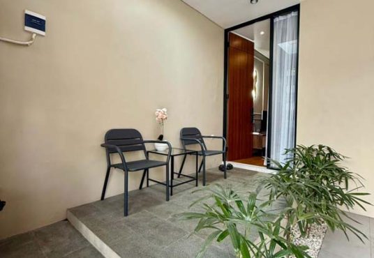 Rumah 2 Lantai Kontemporer Full Furnished di Maguwoharjo dekat Kampus Respati