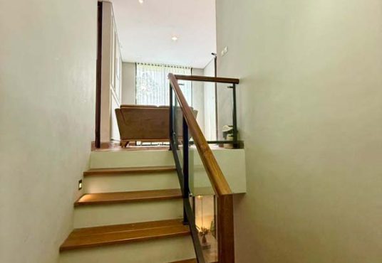 Rumah 2 Lantai Kontemporer Full Furnished di Maguwoharjo dekat Kampus Respati
