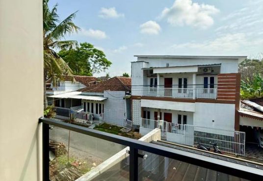Rumah 2 Lantai Kontemporer Full Furnished di Maguwoharjo dekat Kampus Respati
