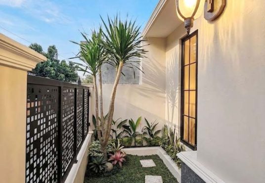 Rumah Mewah Desain Klasik Mediteran Modern Utara Jogja Bay
