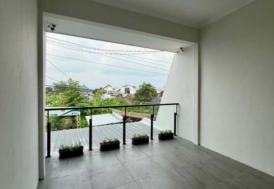 Rumah 2 lantai view sawah di Jalan Parangtritis KM 5 Bangunharjo Sewon Bantul