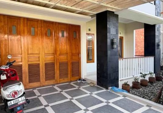 Rumah 2 lantai Semi Furnished Tanah Luas Tamanmartani dekat Exit Tol Purwomartani