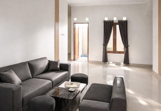 Rumah 2 lantai Semi Furnished Tanah Luas Tamanmartani dekat Exit Tol Purwomartani