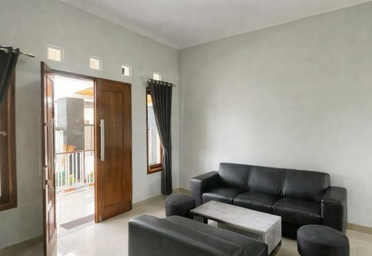 Rumah 2 lantai Semi Furnished Tanah Luas Tamanmartani dekat Exit Tol Purwomartani