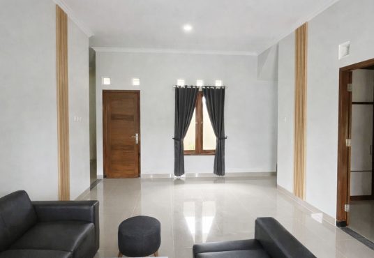 Rumah 2 lantai Semi Furnished Tanah Luas Tamanmartani dekat Exit Tol Purwomartani