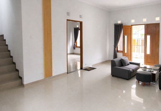 Rumah 2 lantai Semi Furnished Tanah Luas Tamanmartani dekat Exit Tol Purwomartani
