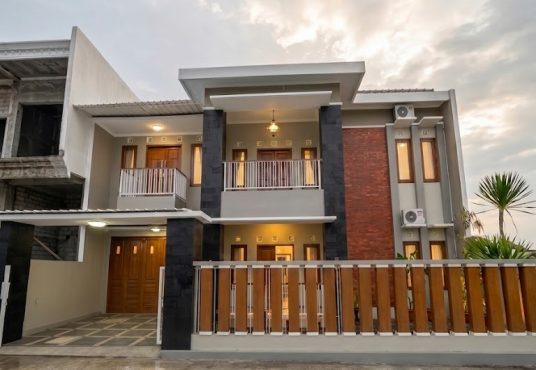 Rumah 2 lantai Semi Furnished Tanah Luas Tamanmartani dekat Exit Tol Purwomartani