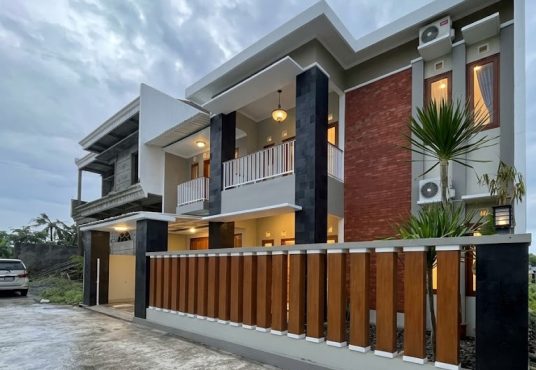 Rumah 2 lantai Semi Furnished Tanah Luas Tamanmartani dekat Exit Tol Purwomartani