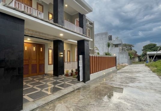 Rumah 2 lantai Semi Furnished Tanah Luas Tamanmartani dekat Exit Tol Purwomartani