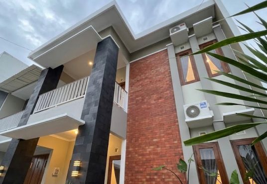 Rumah 2 lantai Semi Furnished Tanah Luas Tamanmartani dekat Exit Tol Purwomartani