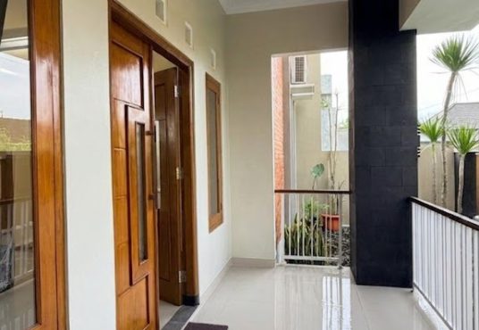 Rumah 2 lantai Semi Furnished Tanah Luas Tamanmartani dekat Exit Tol Purwomartani