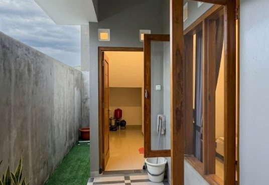 Rumah 2 lantai Semi Furnished Tanah Luas Tamanmartani dekat Exit Tol Purwomartani