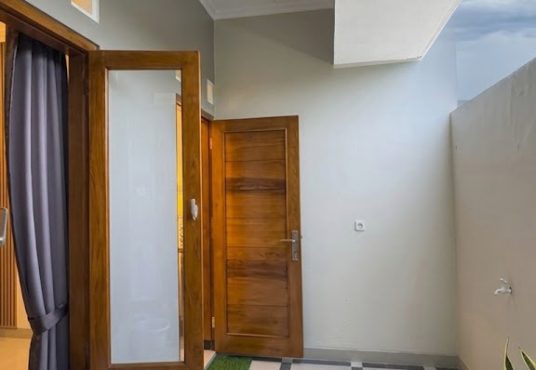 Rumah 2 lantai Semi Furnished Tanah Luas Tamanmartani dekat Exit Tol Purwomartani