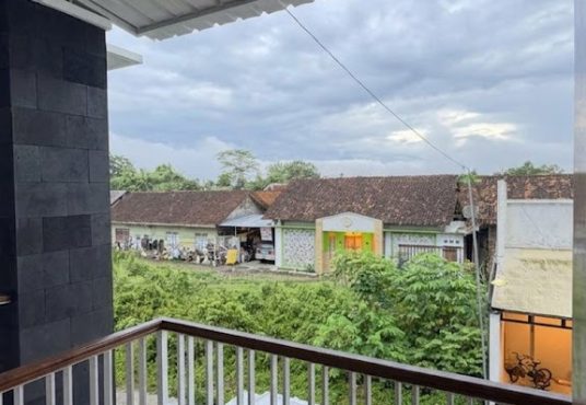 Rumah 2 lantai Semi Furnished Tanah Luas Tamanmartani dekat Exit Tol Purwomartani
