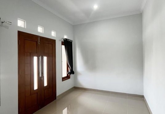 Rumah 2 lantai Semi Furnished Tanah Luas Tamanmartani dekat Exit Tol Purwomartani