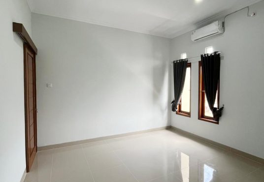 Rumah 2 lantai Semi Furnished Tanah Luas Tamanmartani dekat Exit Tol Purwomartani