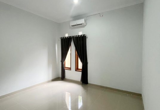 Rumah 2 lantai Semi Furnished Tanah Luas Tamanmartani dekat Exit Tol Purwomartani