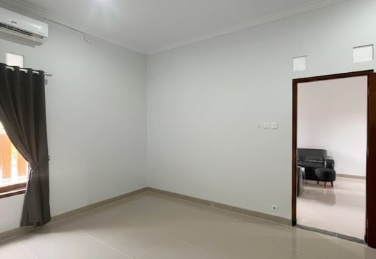 Rumah 2 lantai Semi Furnished Tanah Luas Tamanmartani dekat Exit Tol Purwomartani