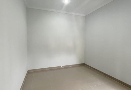 Rumah 2 lantai Semi Furnished Tanah Luas Tamanmartani dekat Exit Tol Purwomartani