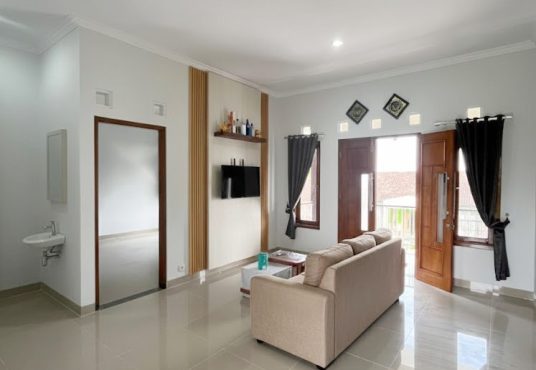 Rumah 2 lantai Semi Furnished Tanah Luas Tamanmartani dekat Exit Tol Purwomartani