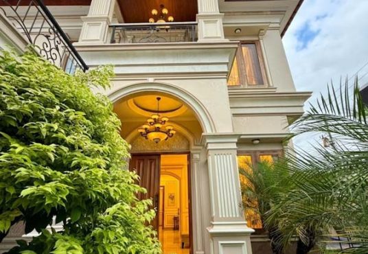 Rumah Villa Mewah Classic Mediteran dekat Tugu Jogja