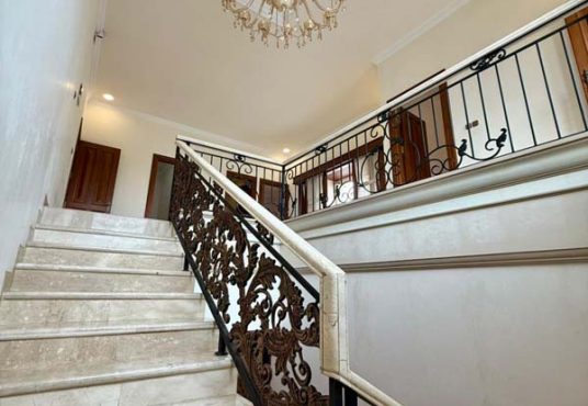 Rumah Villa Mewah Classic Mediteran dekat Tugu Jogja