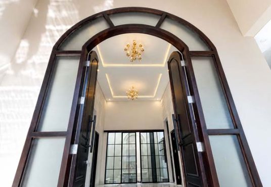 Rumah Mewah Desain Klasik Mediteran Modern Utara Jogja Bay