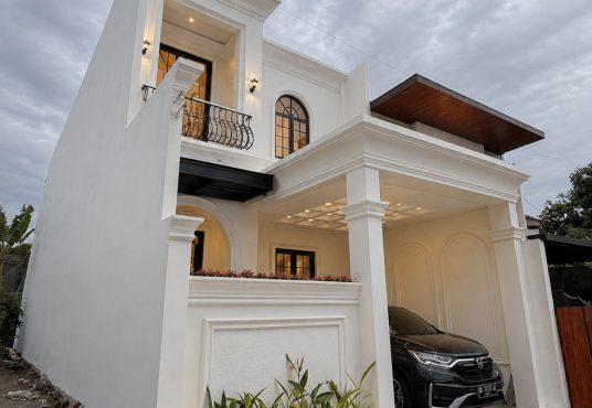 Rumah Baru Mewah American Classic Modern 2 Lantai di Tajem Wedomartani