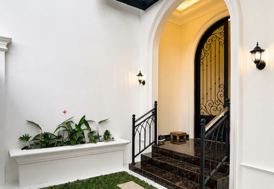 Rumah Baru Mewah American Classic Modern 2 Lantai di Tajem Wedomartani