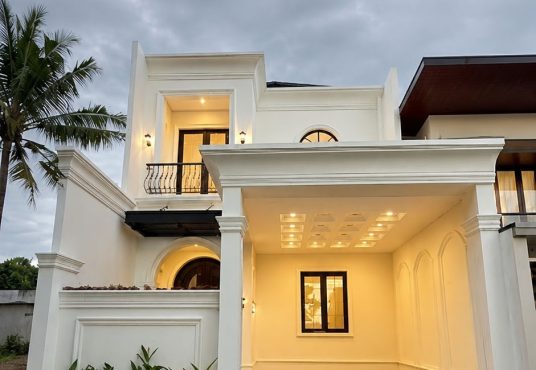 Rumah Baru Mewah American Classic Modern 2 Lantai di Tajem Wedomartani