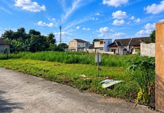 Tanah Cantik SHM Pekarangan Lingkungan Padat Pendatang Dekat Jalan Tajem