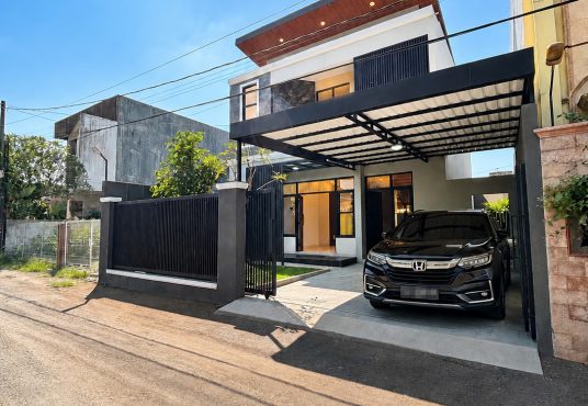 Rumah Mewah 2 Lantai Modern dekat ke kota dan Kampus PGRI