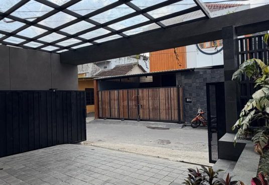 Rumah Modern Kontemporer 2 Lantai Lingkungan Premium dekat Hotel Hyatt