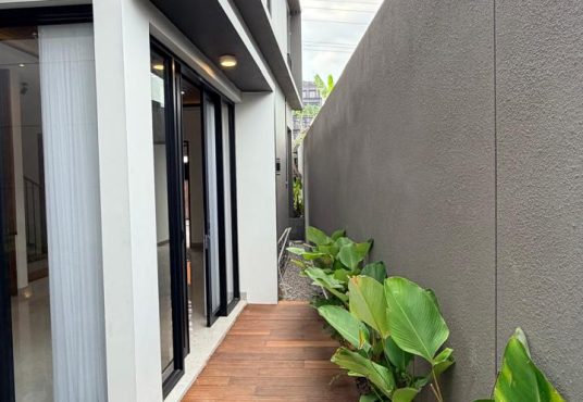 Rumah Modern Kontemporer 2 Lantai Lingkungan Premium dekat Hotel Hyatt