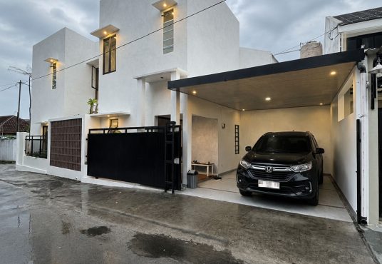 Rumah Desain Modern dan Estetik 2 Lantai Mezanin dekat Budi Mulia Tajem