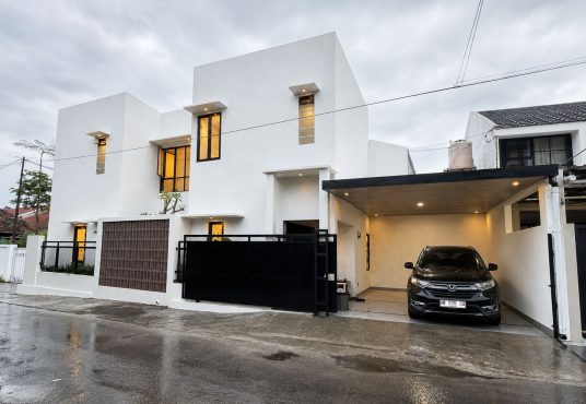 Rumah Desain Modern dan Estetik 2 Lantai Mezanin dekat Budi Mulia Tajem