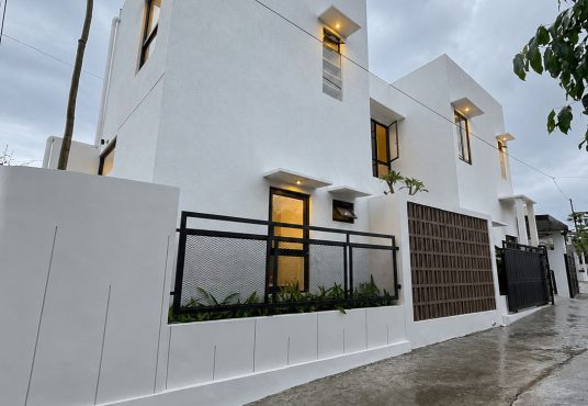 Rumah Desain Modern dan Estetik 2 Lantai Mezanin dekat Budi Mulia Tajem