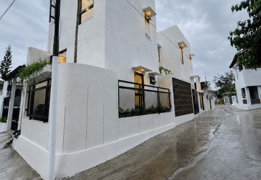 Rumah Desain Modern dan Estetik 2 Lantai Mezanin dekat Budi Mulia Tajem