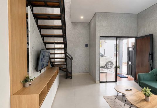 Rumah Desain Modern dan Estetik 2 Lantai Mezanin dekat Budi Mulia Tajem